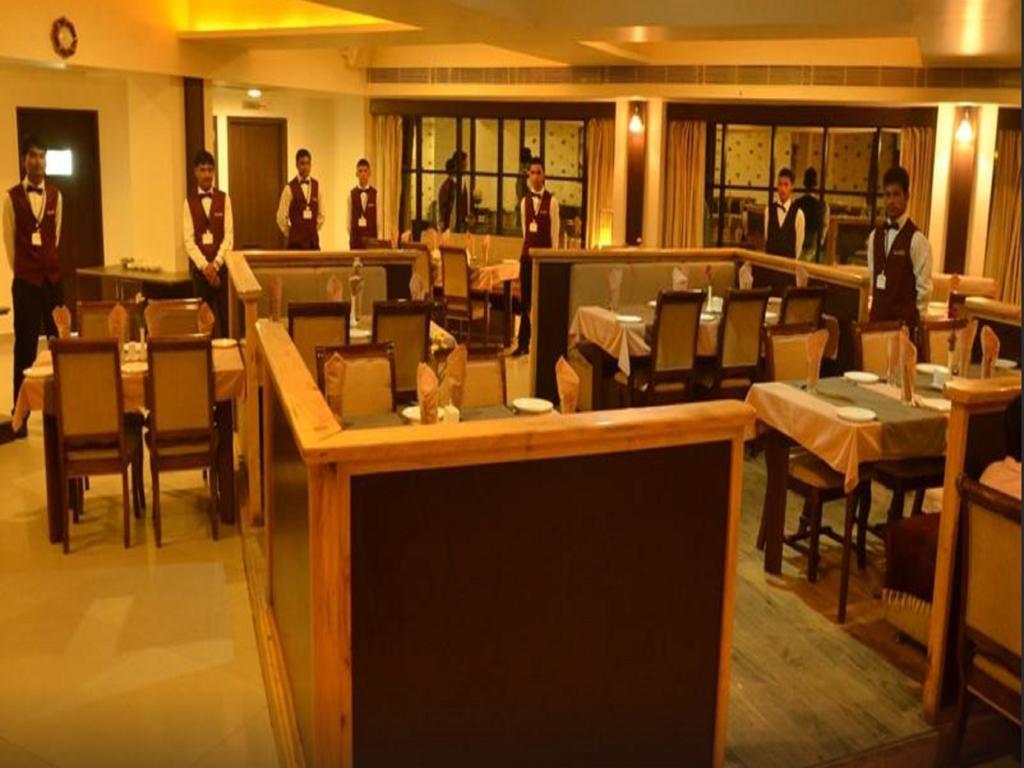 Hotel Seven Sky Clarks Exotica à Bhuj Extérieur photo