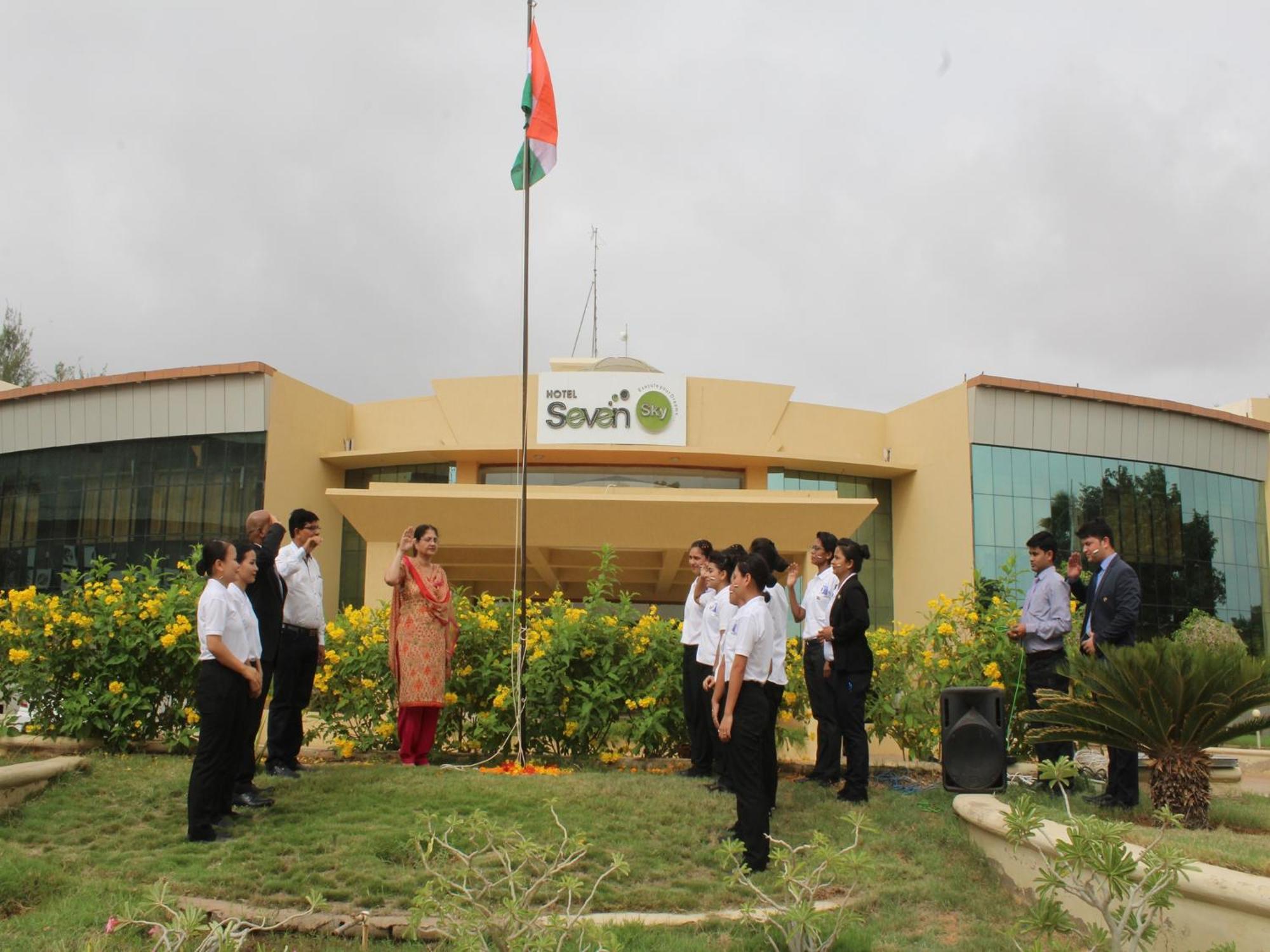 Hotel Seven Sky Clarks Exotica à Bhuj Extérieur photo