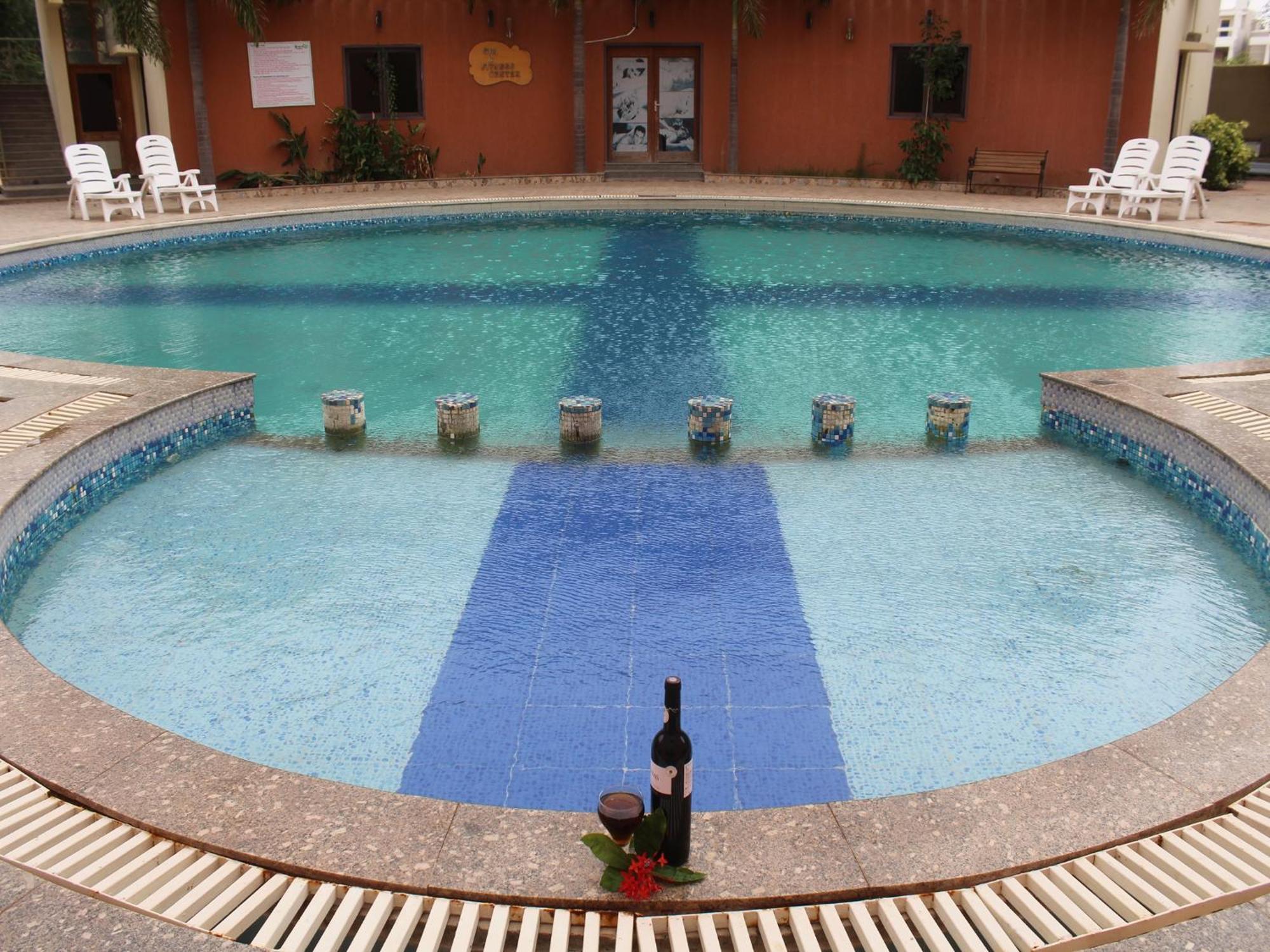 Hotel Seven Sky Clarks Exotica à Bhuj Extérieur photo