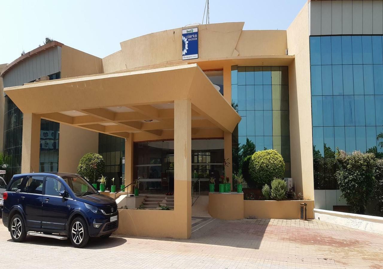 Hotel Seven Sky Clarks Exotica à Bhuj Extérieur photo