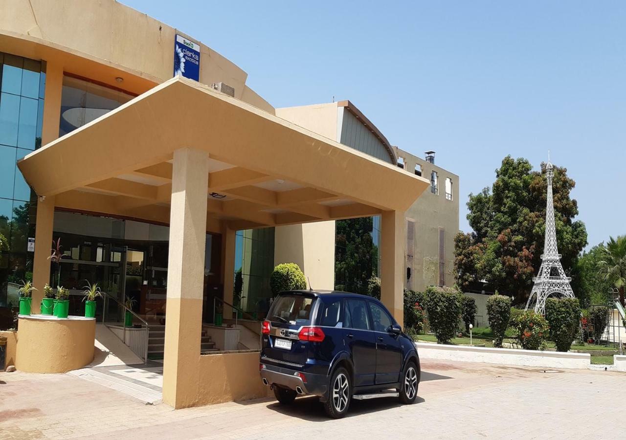 Hotel Seven Sky Clarks Exotica à Bhuj Extérieur photo
