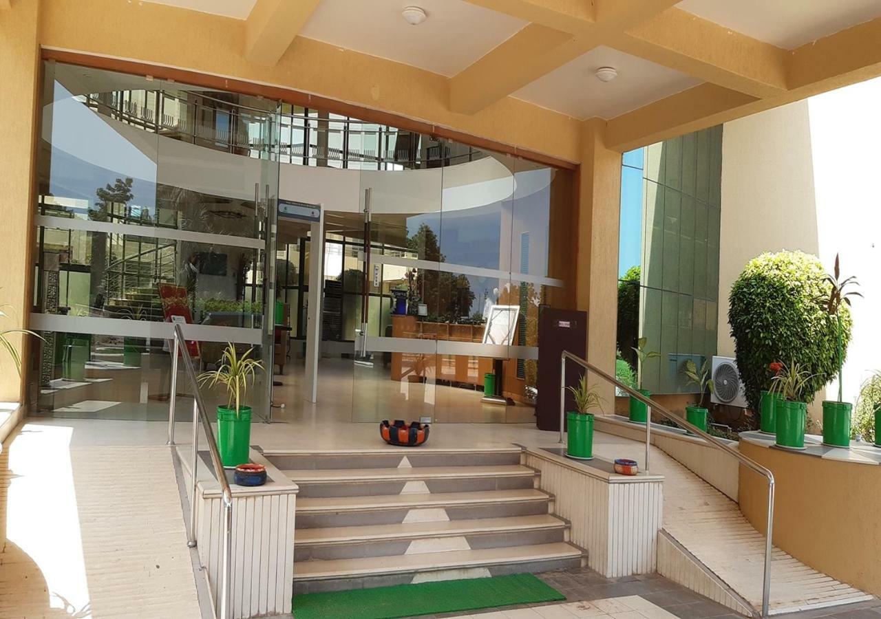 Hotel Seven Sky Clarks Exotica à Bhuj Extérieur photo